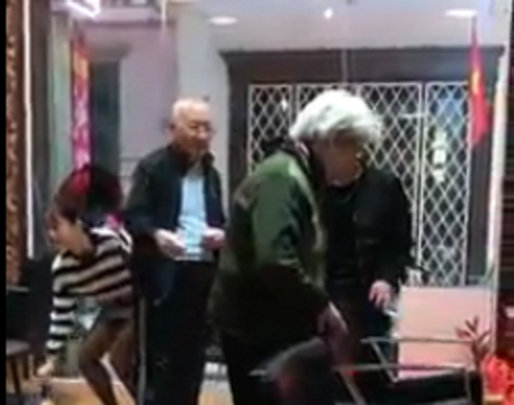 Hình ảnh cụ ông đưa cụ bà đi làm tóc. (Ảnh chụp màn hình)