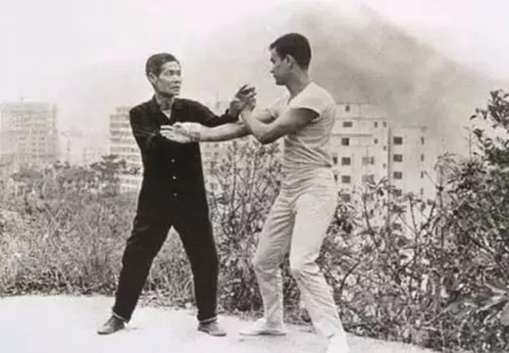Lý Tiểu Long tập Thái Cực Quyền với cha