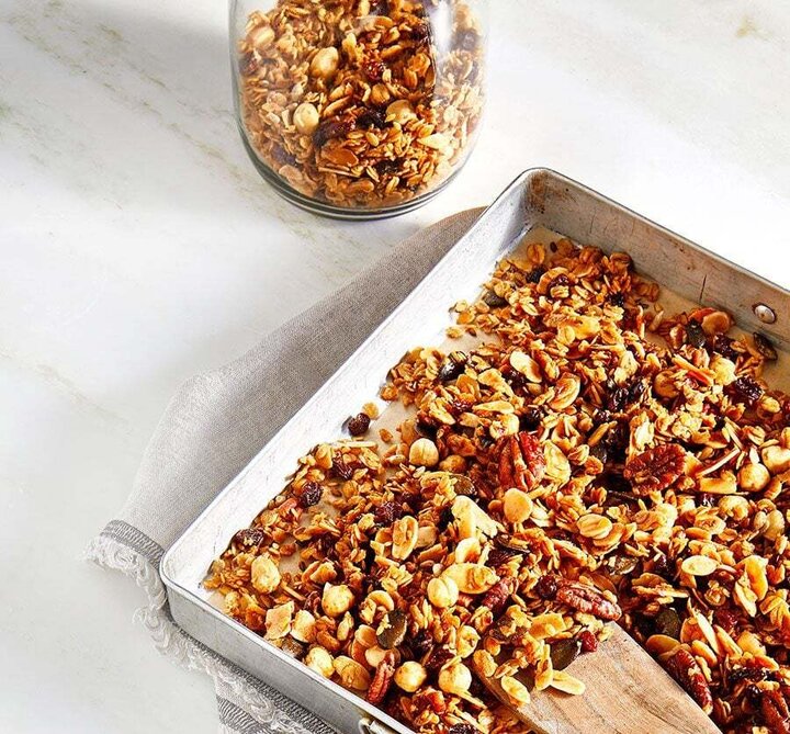 Granola thường được coi là bữa sáng hoặc món ăn nhẹ lành mạnh. (Ảnh: She Finds)