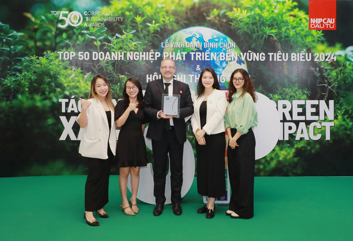 Giải thưởng ghi nhận nỗ lực chung tay hướng đến phát triển bền vững của tập thể Home Credit.