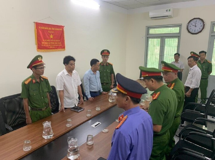 Phó Chi cục trưởng cùng chuyên viên Chi cục Quản lý đất đai trực thuộc Sở TN&MT Quảng Nam bị bắt tạm giam. (Ảnh: C.A)