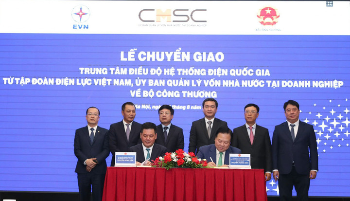 Lãnh đạo Ủy ban Quản lý vốn Nhà nước tại doanh nghiệp và Bộ Công Thương ký kết biên bản bàn giao. (Ảnh: EVN).