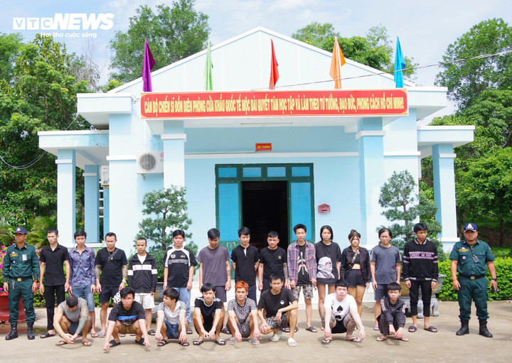 Các lao động người Việt Nam được lực lượng chức năng Campuchia trao trả về nước ngày 9/7.