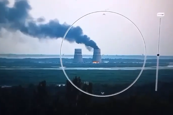 Khói đen bốc lên từ tháp giải nhiệt của nhà máy điện hạt nhân Zaporizhzhia sau vụ tấn công ngày 11/8. (Ảnh: RT)