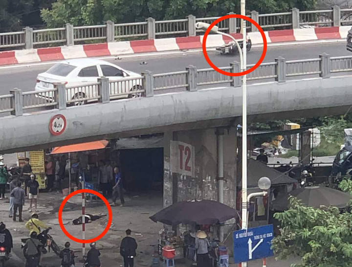 Chiếc xe máy nằm đổ trên cầu, bên dưới gầm cầu nạn nhân nằm bất động.