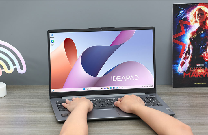 Lenovo Ideapad Slim 3 15AMN8 R5 có vẻ ngoài thanh lịch, mỏng nhẹ đặc trưng của Lenovo, khả năng chịu va đập tốt nhờ lớp vỏ nhựa.