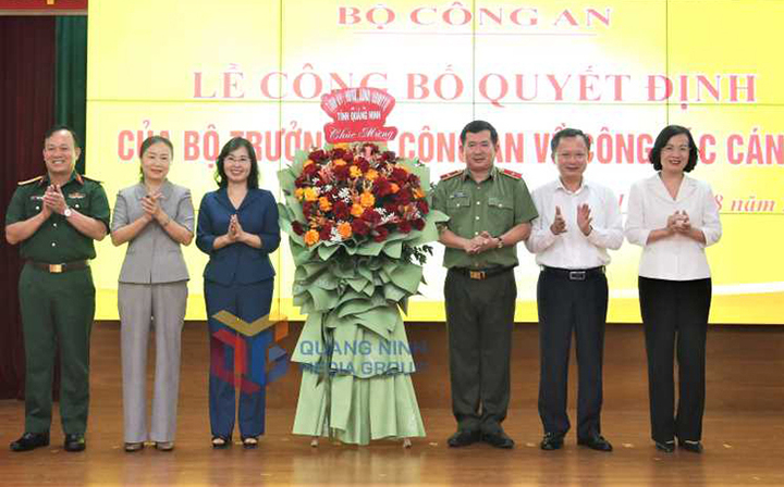 Lãnh đạo Tỉnh ủy, HĐND, UBND tỉnh Quảng Ninh tặng hoa chúc mừng Thiếu tướng Đinh Văn Nơi, Cục trưởng Cục An ninh chính trị nội bộ, Bộ Công an.