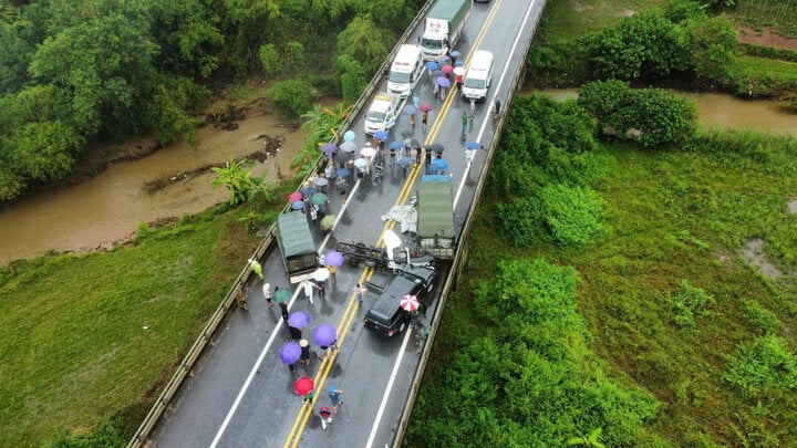 Vụ tai nạn khiến giao thông ùn tắc.