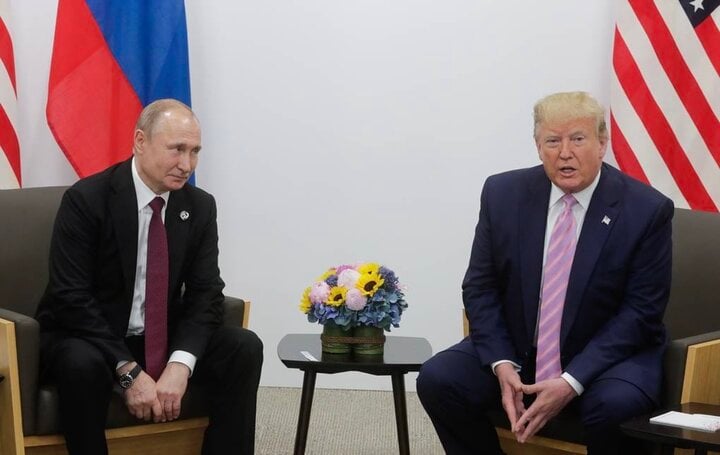 Tổng thống Nga Vladimir Putin (bên trái) và ông Donald Trump (bên phải). (Ảnh: TASS)