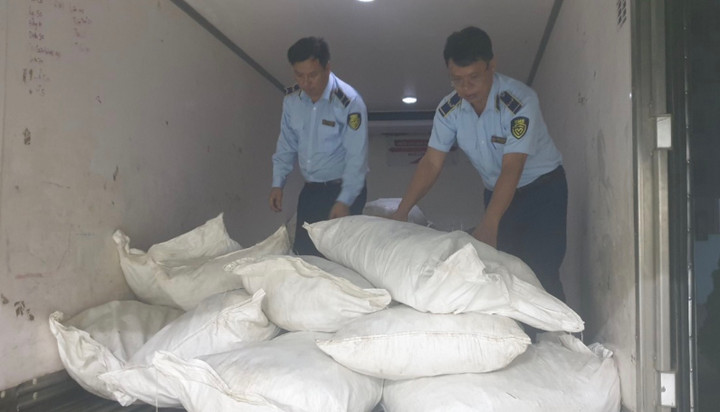 Lực lượng QLTT kiểm tra xe chở hàng vi phạm.