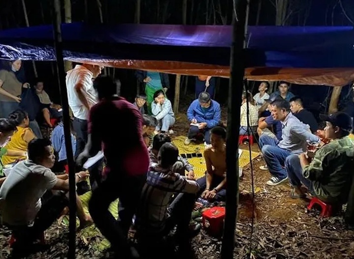 Công an đột kích, vây bắt ổ đánh bạc trong khu rừng tràm xung quanh hồ thuỷ lợi Hà Thượng (huyện Gio Linh).