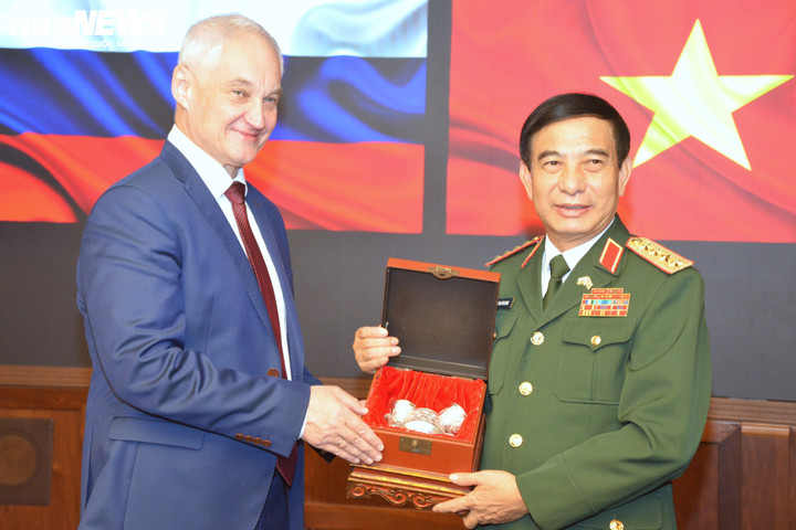 Bộ trưởng Andrey Removich Belousov trao quà lưu niệm tặng Bộ trưởng Phan Văn Giang.