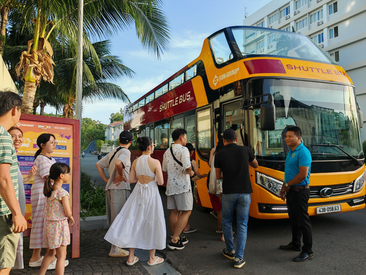 Xe bus 2 tầng mới ra mắt tại Thị trấn Hoàng Hôn, bổ sung trải nghiệm hấp dẫn cho du khách khi đến Phú Quốc.