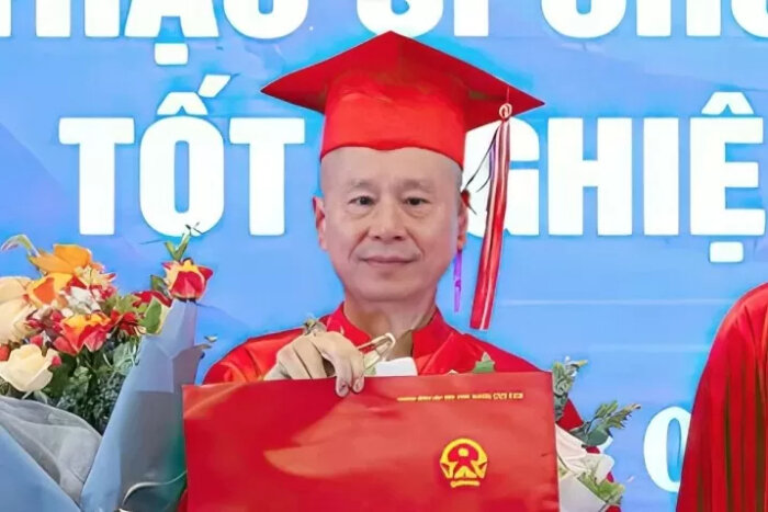 Ông Thích Chân Quang nhận bằng tiến sĩ luật tháng 4/2022.