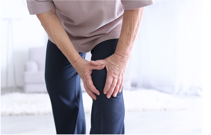 Khớp gối kêu lục cục ảnh hưởng nhiều đến việc đi lại, sinh hoạt hàng ngày.