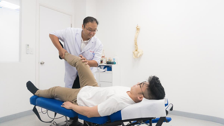 Bác sĩ Hoisang Gong kiểm tra để xác định chính xác nguyên nhân khiến cho khớp gối của người bệnh phát ra âm thanh “lạ”.