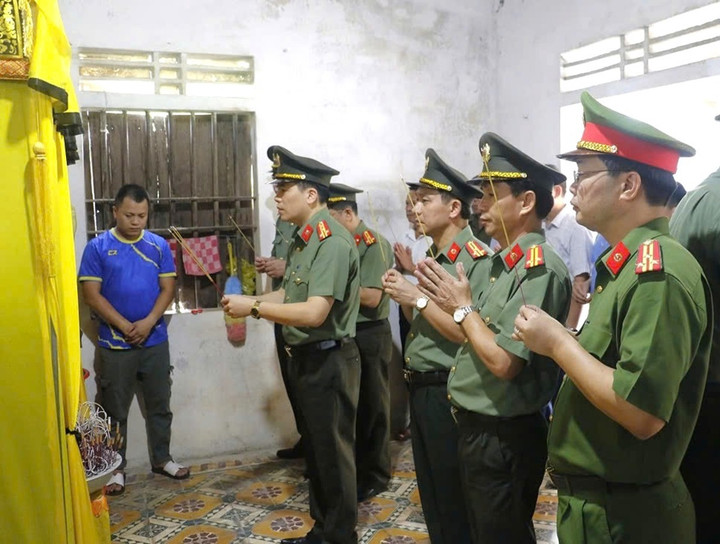 Lãnh đạo, cán bộ, chiến sĩ Công an tỉnh Nghệ An tiếc thương trước sự hy sinh anh dũng của ông Hoàng Thế Thắng. (Ảnh: CANA)