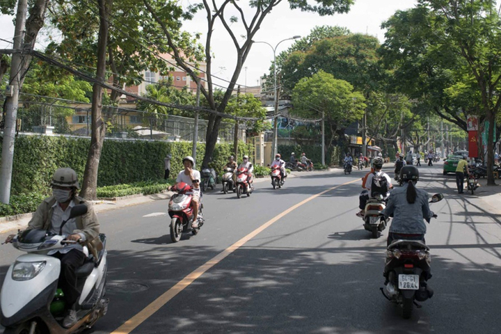 Xe máy đè vạch liền màu vàng bị phạt bao nhiêu tiền? - 1