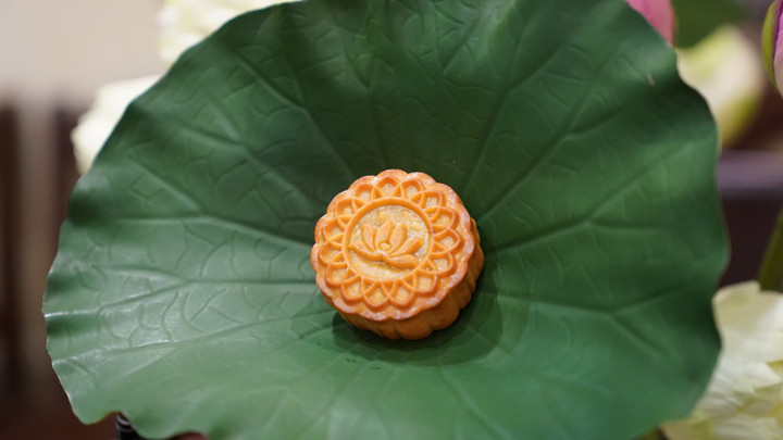 Mỗi chiếc bánh đều được thiết kế tinh tế, mang hình ảnh của quốc hoa với thương hiệu Vietnam Airlines.