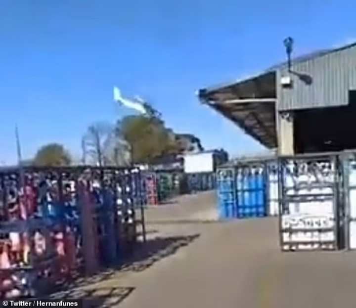 Khoảnh khắc máy bay đâm thẳng vào nhà kho. (Ảnh: Whatsapp)