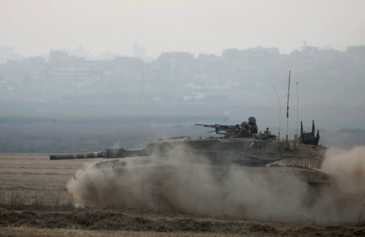 Xe tăng của Israel đang di chuyển gần biên giới Israel-Gaza. (Ảnh: Reuters)
