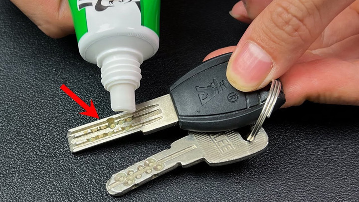 Việc bôi kem đánh răng lên chìa khóa không chỉ giúp làm sạch mà còn bảo dưỡng chúng, giữ cho chúng luôn sáng bóng và hoạt động tốt hơn. (Ảnh: AliExpress)