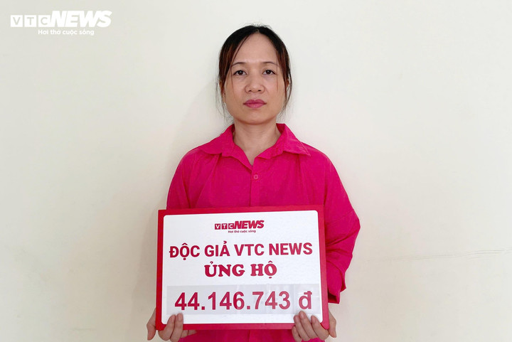 Chị Hoa nhận số tiền 44.146.743 đồng của bạn đọc Báo Điện tử VTC News giúp đỡ. (Ảnh: Như Loan)