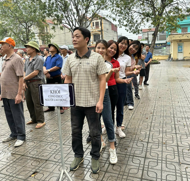 Đông đảo các cán bộ, công nhân viên chức, người lao động hưởng ứng giải chạy Olympic vì sức khỏe toàn dân xã Liên Phương tổ chức.