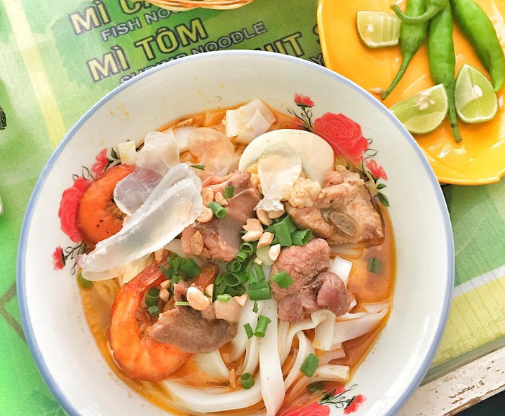 Mỳ Quảng Bà Vị có nước dùng sánh, hương vị đậm đà. (Ảnh: @huuquocpham27)