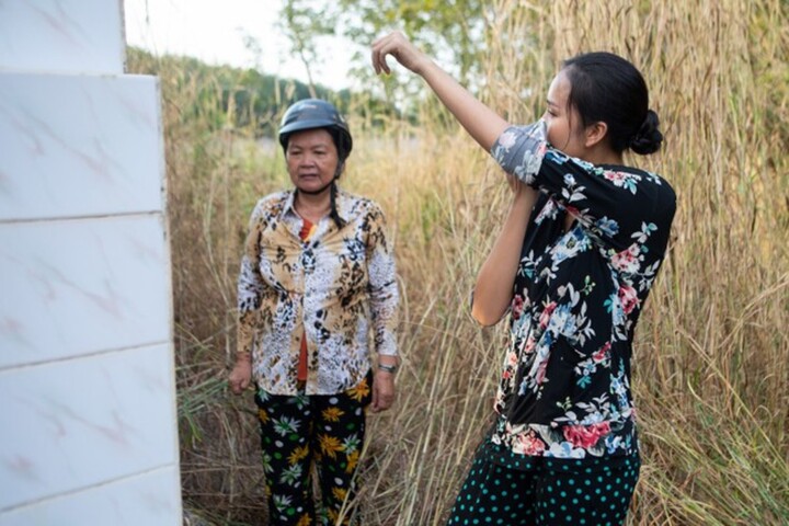 Hình ảnh giản dị của Ngọc Châu trong một lần về thăm mẹ ở Tây Ninh.