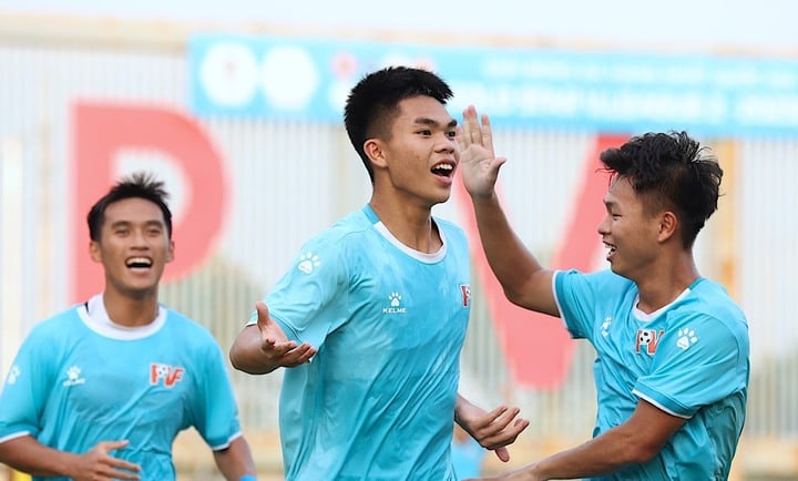 Lê Phát (giữa) được triệu tập bổ sung lên đội U22 Việt Nam.