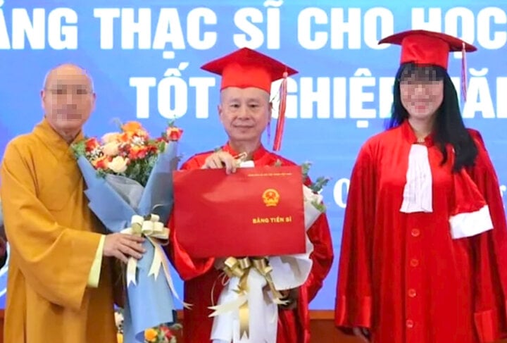 Ông Thích Chân Quang (thứ hai từ phải qua) nhận bằng Tiến sĩ Luật tháng 4/2022 (Ảnh: Cổng Thông tin điện tử Giáo hội Phật giáo Việt Nam)