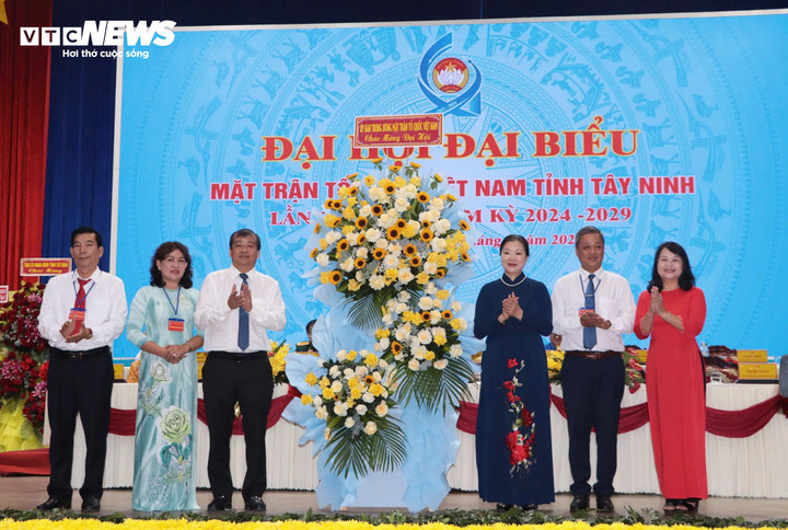 Lãnh đạo Ủy ban Trung ương MTTQ Việt Nam tặng hoa chúc mừng đại hội.