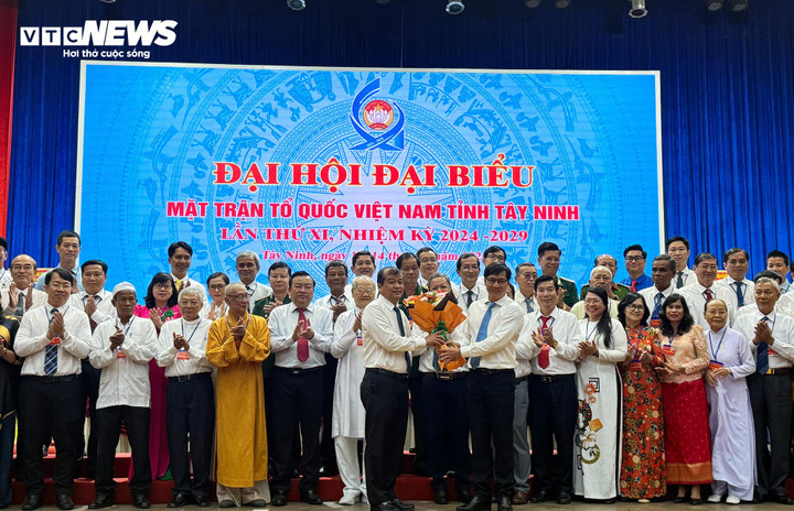 Ông Nguyễn Thành Tâm, Bí thư Tỉnh uỷ Tây Ninh (phải) tặng hoa chúc mừng ông Võ Đức Trong.