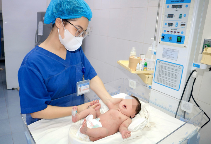 Các bác sĩ tận tình chăm sóc Duyên như con.