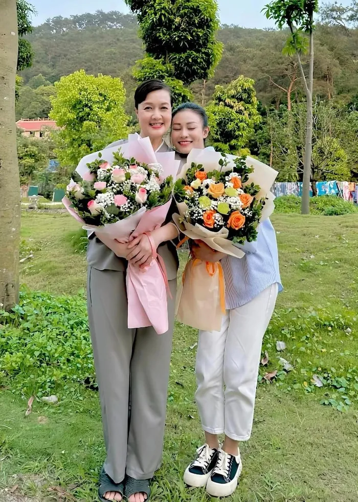 Thậm chí khi thấy khung hình của con trai và Quỳnh Châu, nghệ sĩ Vân Dung còn ''chấm'' cô nàng là con dâu. Trước đó Quỳnh Châu cũng có dịp hợp tác với Vân Dung trong bộ phim "Người một nhà".