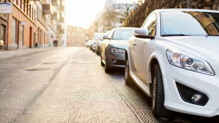 Nhiều đứa trẻ từng gặp nguy hiểm khi bị bố mẹ bỏ quên trong xe. (Ảnh: Getty Images/Maskot)