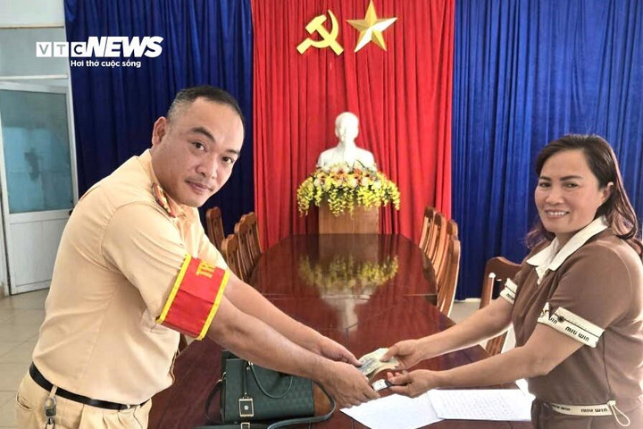 Trạm CSGT Hòa Hiệp trao trả tài sản cho bà Mừng.