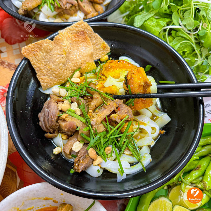 Tô mỳ Quảng "full topping" tại quán mỳ Quảng Nhung. (Ảnh: Quán ngon Đà Thành)