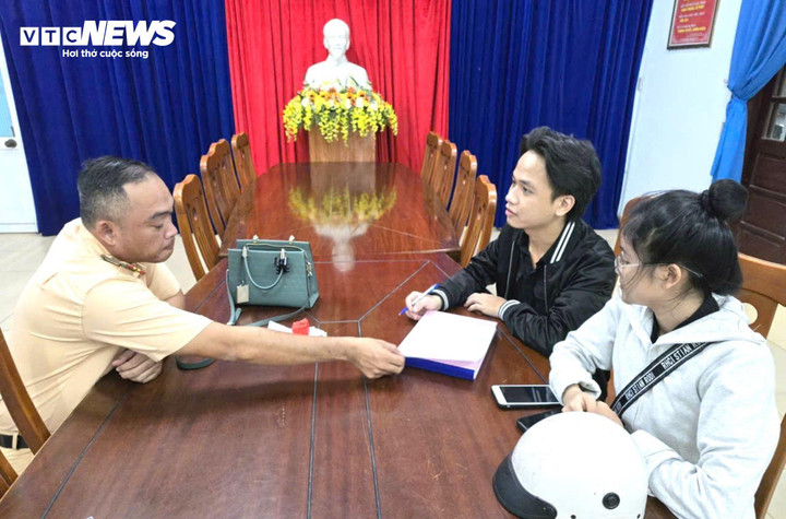 Anh Trực và chị Vy bàn giao tài sản cho Trạm CSGT Hòa Hiệp để xác minh, trả lại người mất.