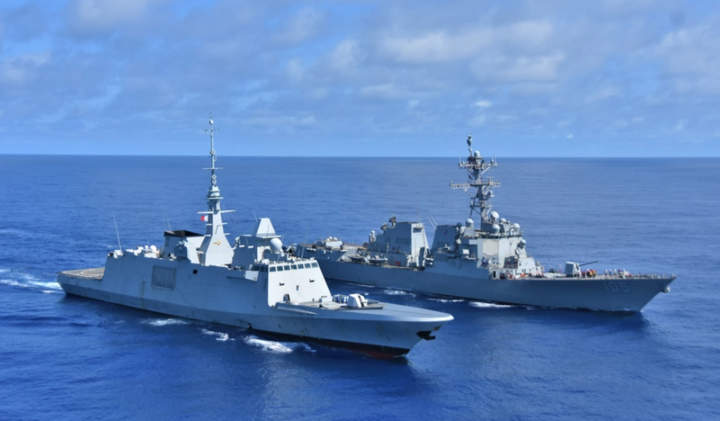 Tàu khu trục tên lửa dẫn đường lớp Arleigh Burke USS Dewey (DDG 105) và khinh hạm lớp Aquitane FS Bretagne (D 655).