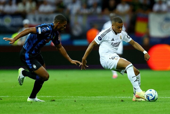 Mbappe ra mắt Real Madrid. (Ảnh: Reuters)