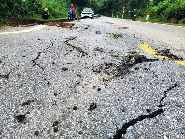Mặt đường bị vỡ và đang có nguy cơ tiếp tục sụt lún. (Ảnh: CTV)