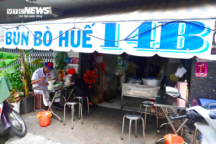 Quán Bún bò Huế 14B nằm trong hẻm nhỏ ở Quận 4, chủ yếu khách đặt online.