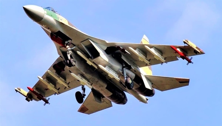 Su-35 và vũ khí mang theo.