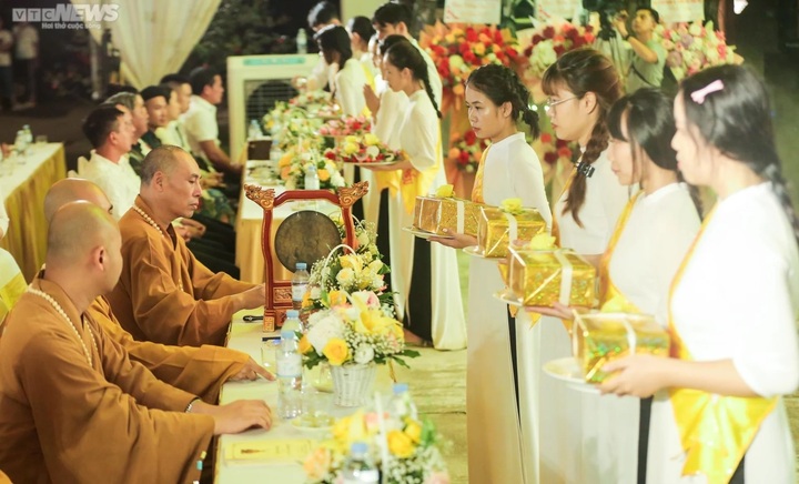 Các phật tử cung kính dâng lên những đóa hoa tươi thắm được kết từ tấm lòng tri ân cúng dường Tam Bảo, cầu nguyện cho ông bà, cha mẹ phước lành. (Ảnh: Ngô Nhung)