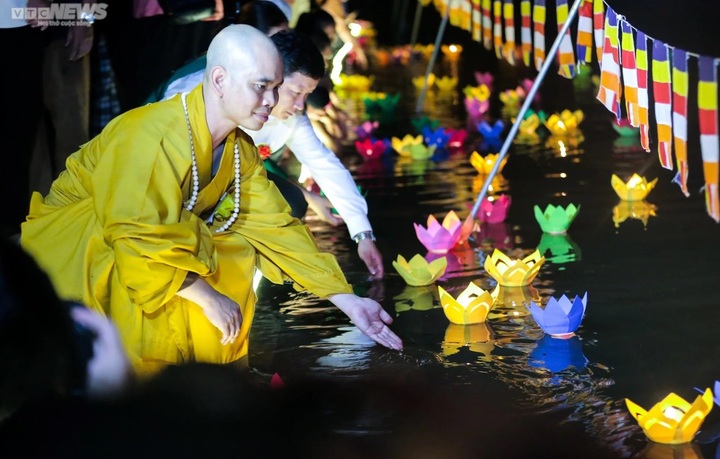 Nghi thức thả hoa đăng trong ngày lễ Vu lan. (Ảnh: Ngô Nhung)