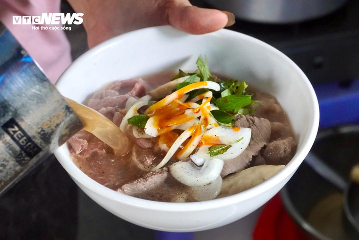 Tô bún bò Huế tại quán có giá từ 45 - 60.000 đồng.