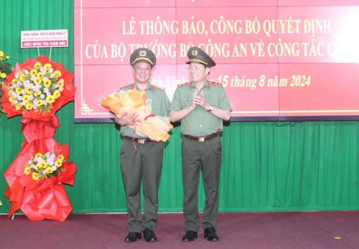 Thứ trưởng Lê Quốc Hùng tặng hoa, chúc mừng Đại tá Trần Xuân Ánh được điều động, bổ nhiệm giữ chức vụ Giám đốc Công an tỉnh Thái Bình.