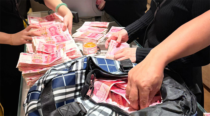 Hình ảnh nhân viên kiểm tiền do quý bà đăng tải. (Ảnh Xiaohongshu)